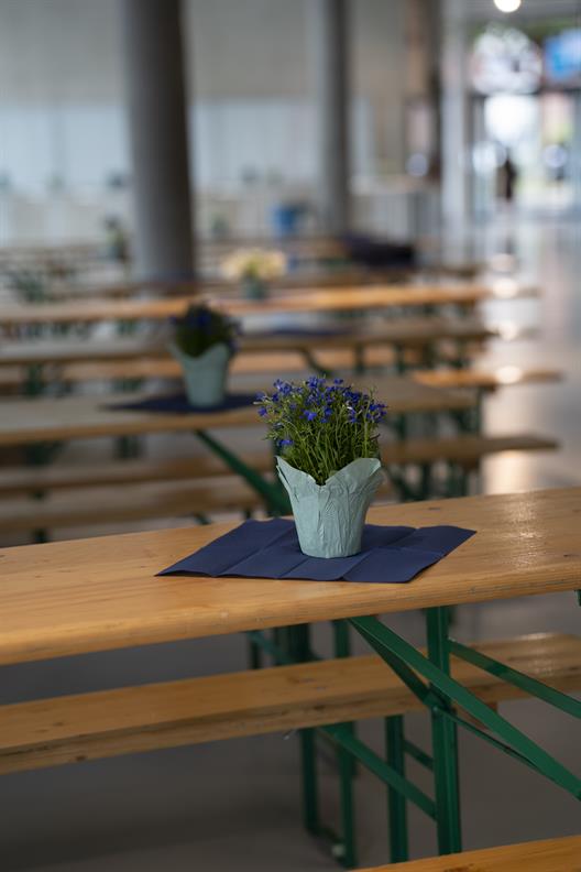 Die Veranstaltung findet am Freitag, den 03.07.2026, um 16:00 Uhr, auf dem Campus der Hochschule Düsseldorf statt. Eingeladen sind Angehörige, Familien und Freunde sowie Mitarbeiter*innen und Alumni, um diesen bedeutenden Anlass gemeinsam zu feiern.